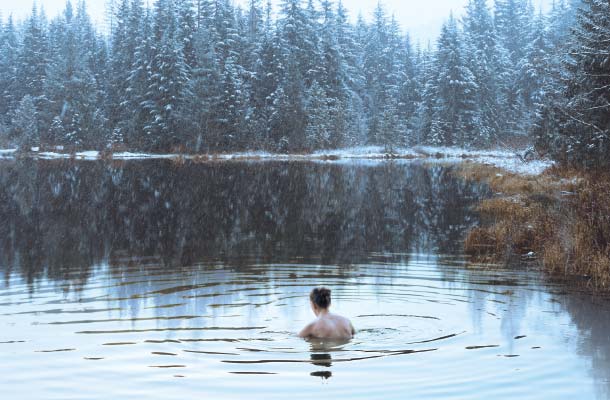 Rjavo maščevje: redno kratkotrajno kopanje v zelo hladni vodi